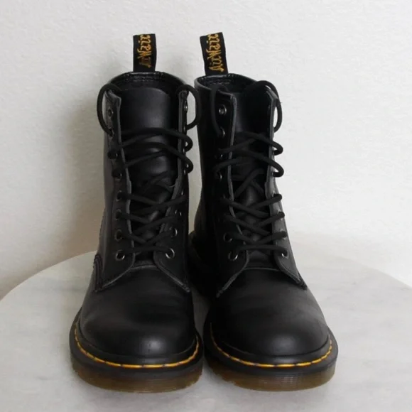 Dr Martens 1460 WOMEN'S SMOOTH LEATHER LACE UP BOOTS Excellent pre-owned! - Picture 2 of 11